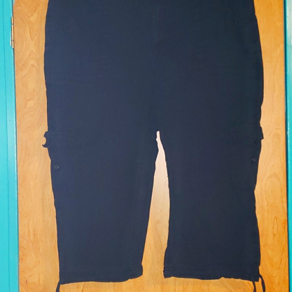 St. John's Bay size 18 black capri's